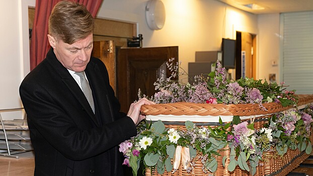 Vrach predupredil ob opasnosti poceluev umershego na pohoronah 8ddc4fd.jpg