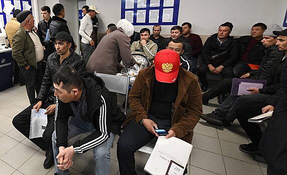 Chinovniki priehali k migrantam i rasskazali im o sposobe poluchenija grazhdanstva rossii f1df379.jpg