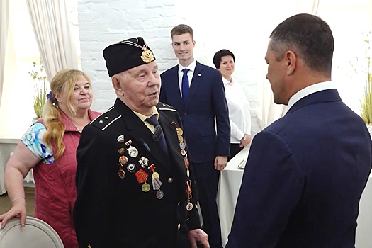 Vydvorennomu iz latvii veteranu vov vruchili rossijskij pasport 8a9bbc5.jpg