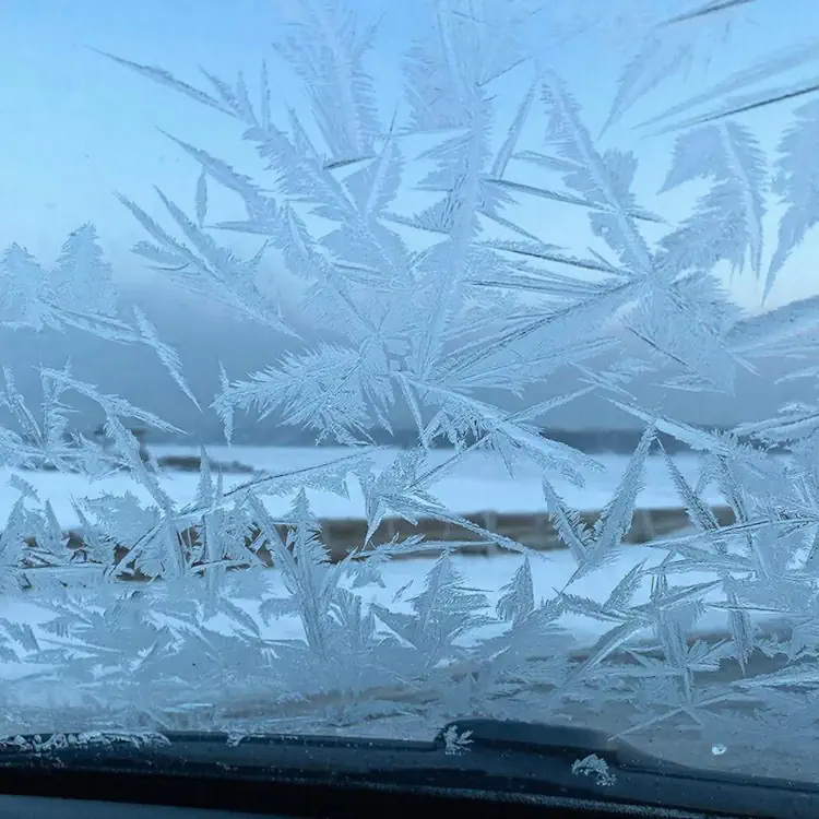 Зимние испытания: как холод влияет на автомобильные стёкла и почему это опасно