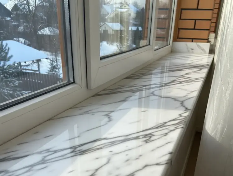 Каменный подоконник: почему мрамор и гранит служат веками и не подводят в быту