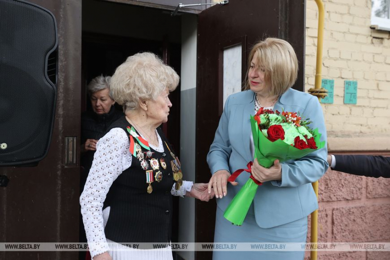 "Ведут наши завоевания вперед". В Гродно накануне 9 Мая поздравили ветерана ВОВ Валентину Баранову